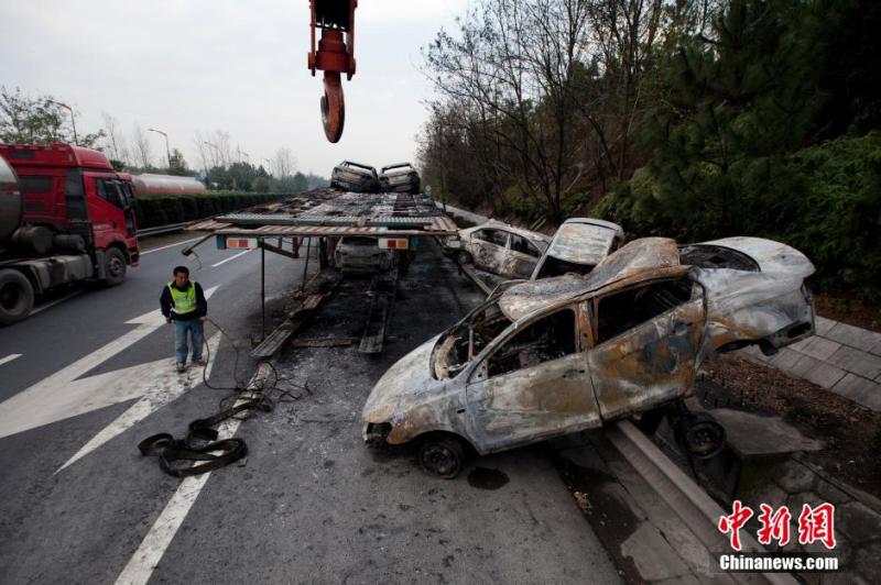 湖南岳阳一运输车出事故 21辆新轿车烧成骨架