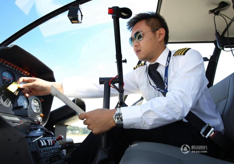 黄罡拉开舱门,坐进雷鸟r-44ii驾驶舱,对照检查单,仔细地核对每一项