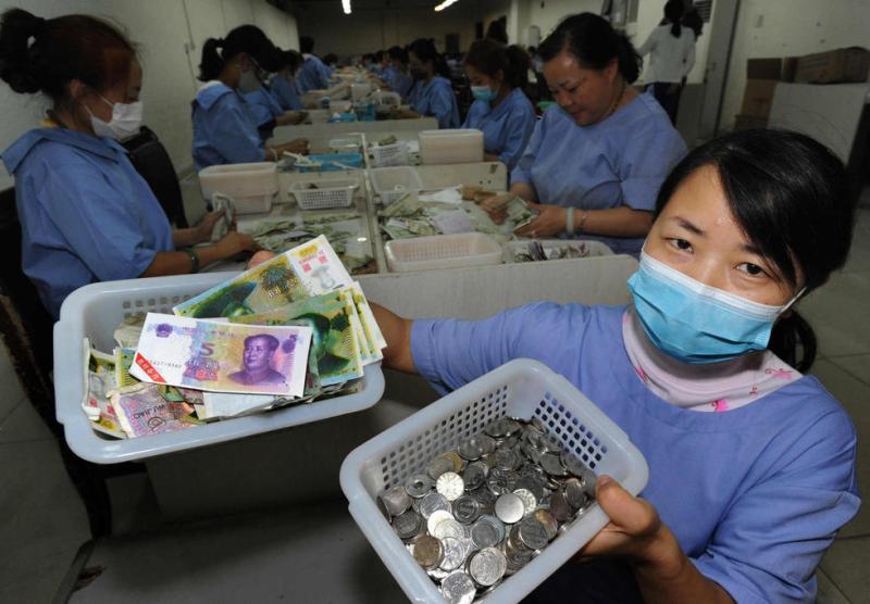 重庆公交收到奇葩钱:有人投游戏币冥币